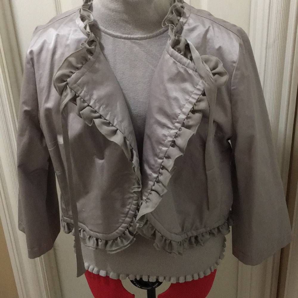 Cute gray ruffled trim shrug😍❤️